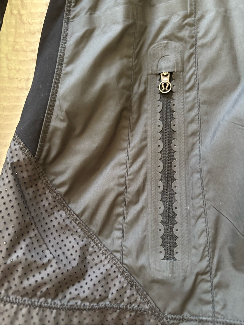 Lululemon Run Essential Jacket Size 8 Black Vintage Running Windbreaker - Picture 3 of 7